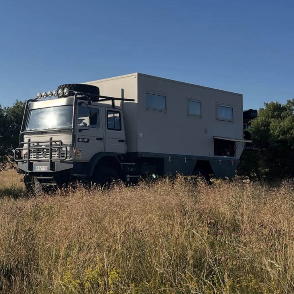 Camion de voyage aménagé.