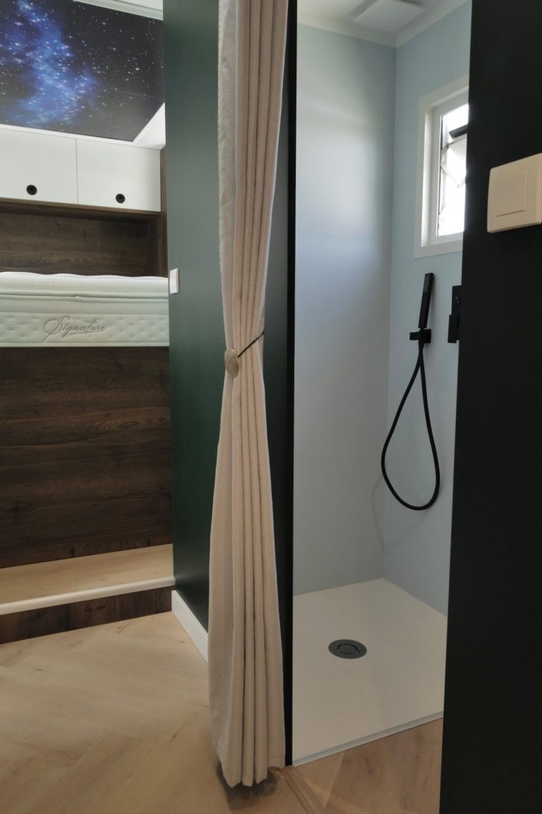 intérieur camion espace cuisine Intérieur d'une cuisine moderne avec un évier et des finitions en bois clair.